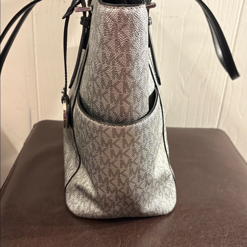Like New Michael Kors Metallic Jetset Handbag ❤️ - Picture 4 of 12